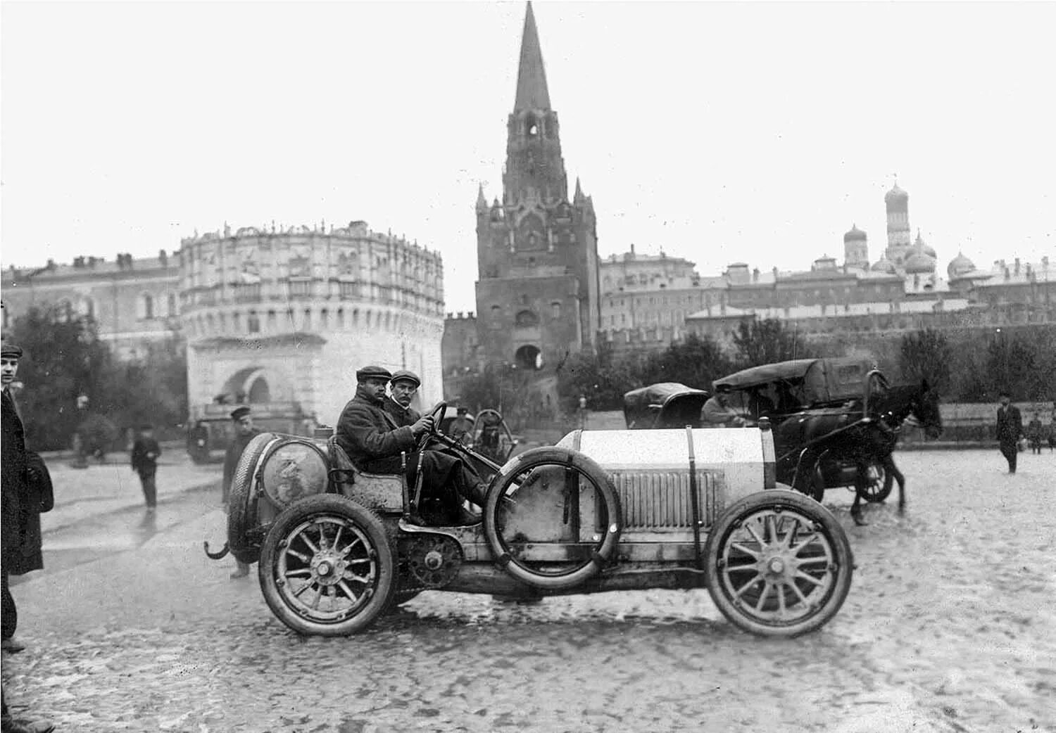 Первый автомобиль в москве. Санкт Петербург 1908 год. Автомобили в дореволюционной Москве. Машины 1902 года. Старые Петербургские автомобили.