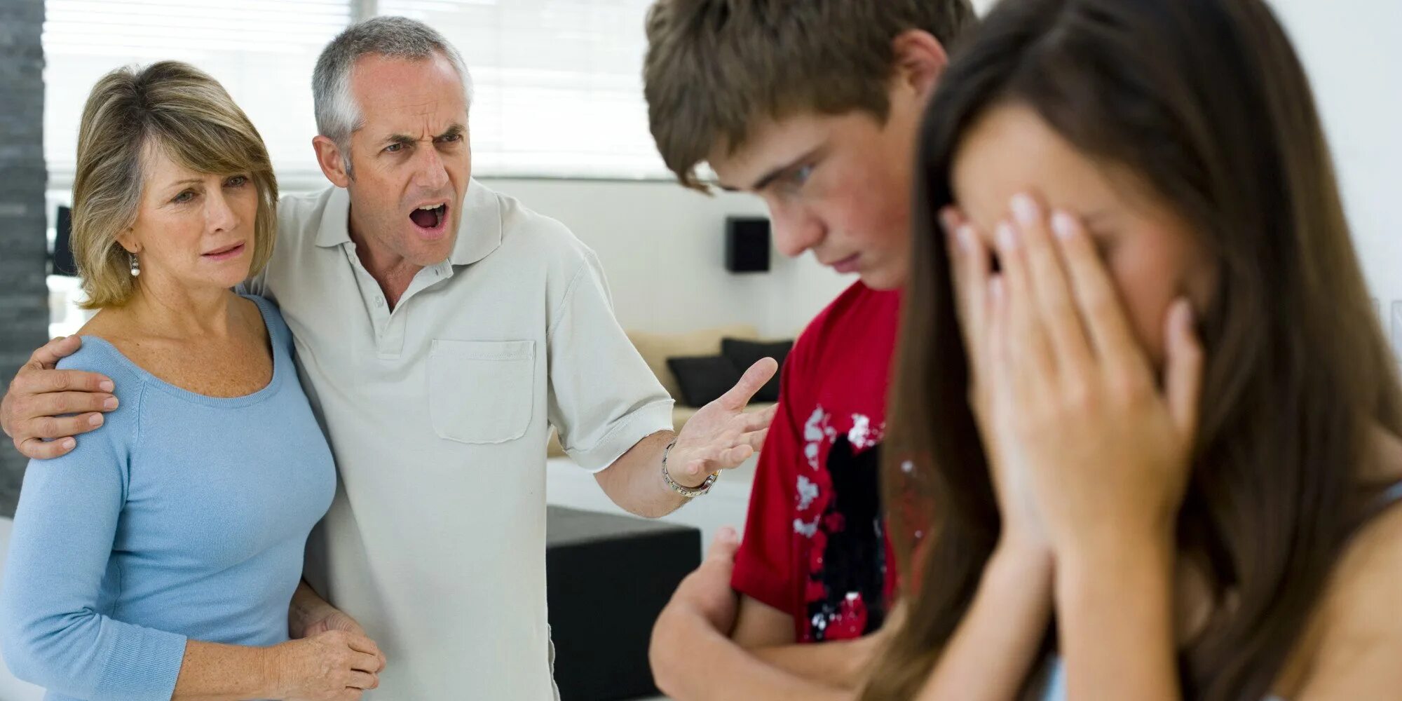 Конфликт поколений в семье. Ссора родителей. Ссориться с родителями. Ссора между родителями и детьми.