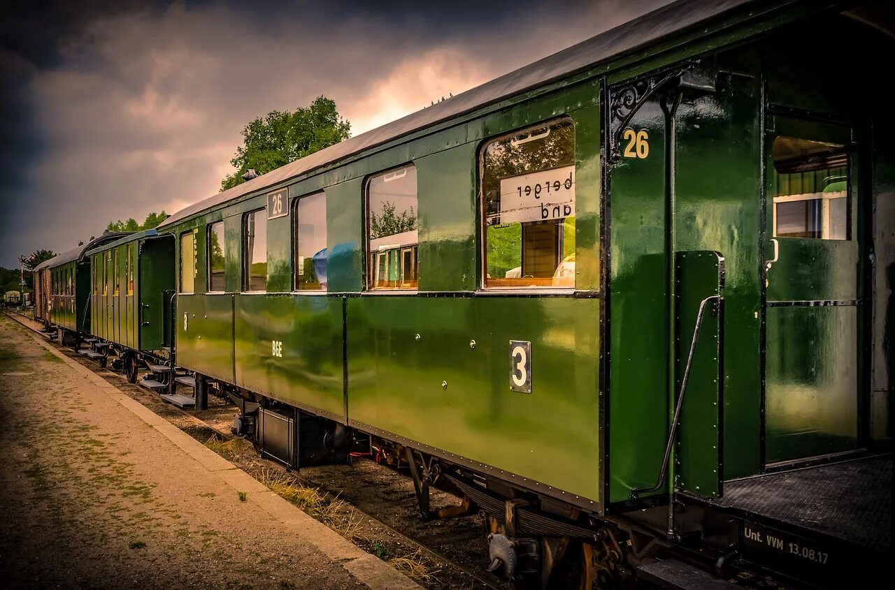Зеленый поезд слова. Вагон. Зеленый вагон. Вагон поезда. Старинный вагон.