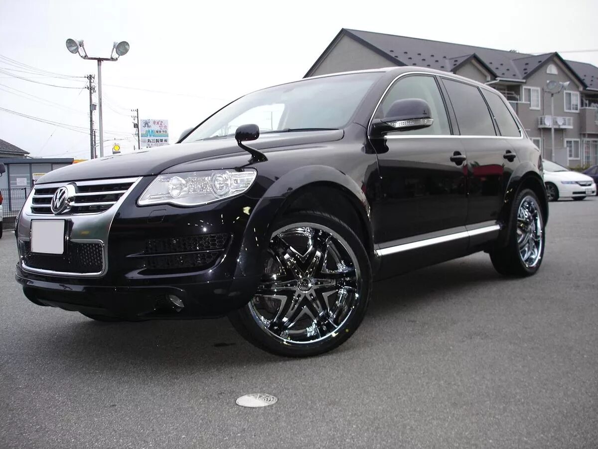 Vw touareg nf r21. туарег 2 r21. Vw touareg 7l r22. фольксваген туарег черный в обвесе. туарег nf r20 черные.