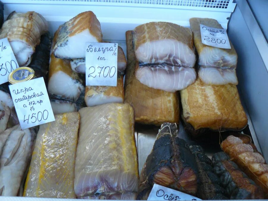 Дорогомиловский рынок осетрина. Осетр на рынке. Плосконос рыба осетровые. Браконьерство осетровых. Копченая рыба севрюга.