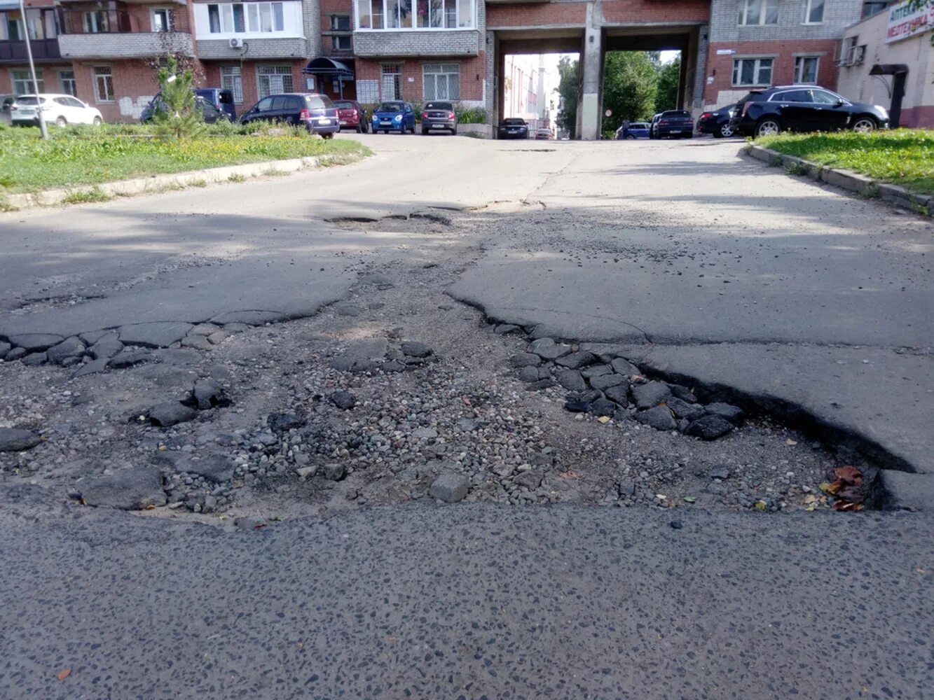 Ямы Ярославль. Плохие дороги Ярославля. Дороги в центре Ярославля. Ямы на дорогах Ярославль.