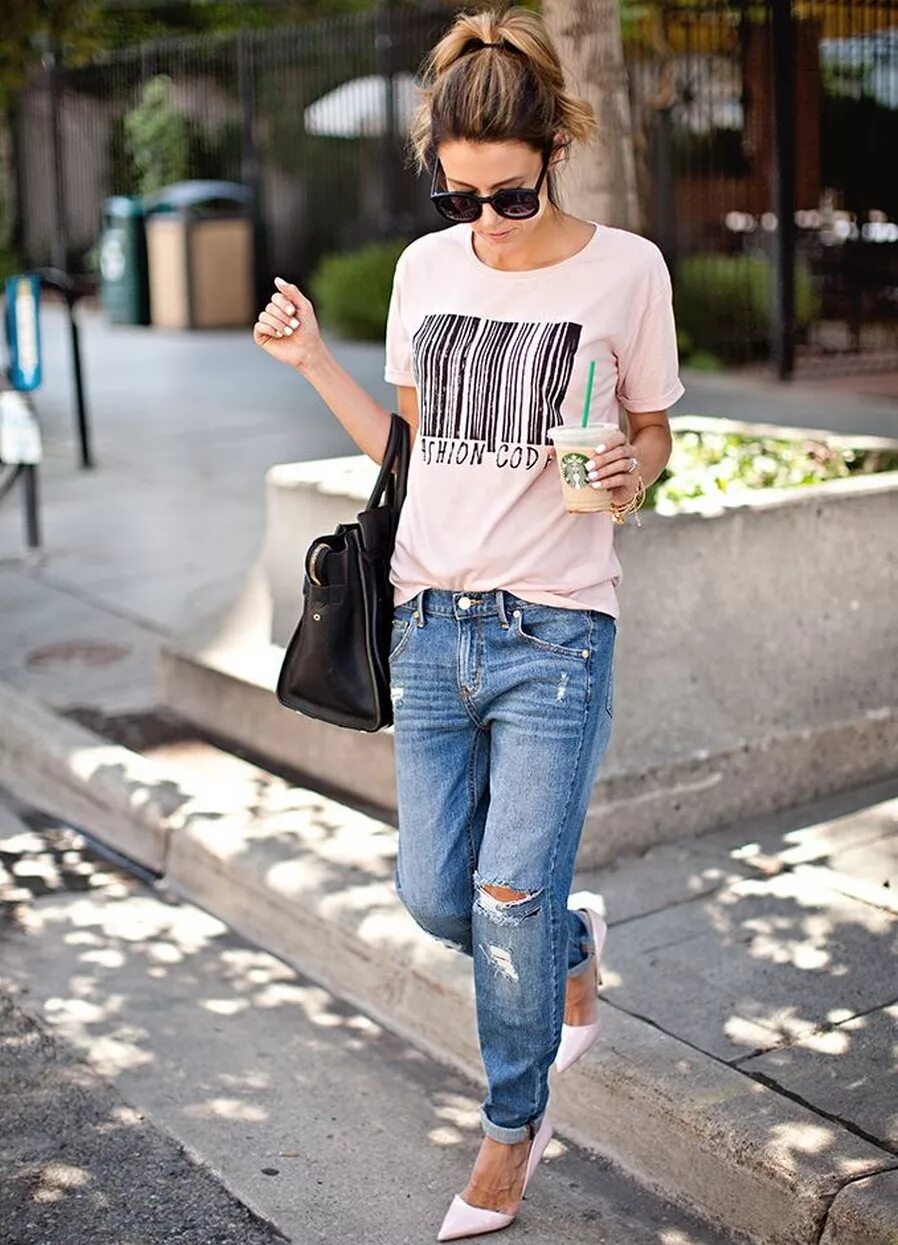 Образ джинсы и футболка. Джинсы и белая футболка образы. Образ в джинсах. Как носят джинсы с футболкой. Джинсы футболка модный образ.