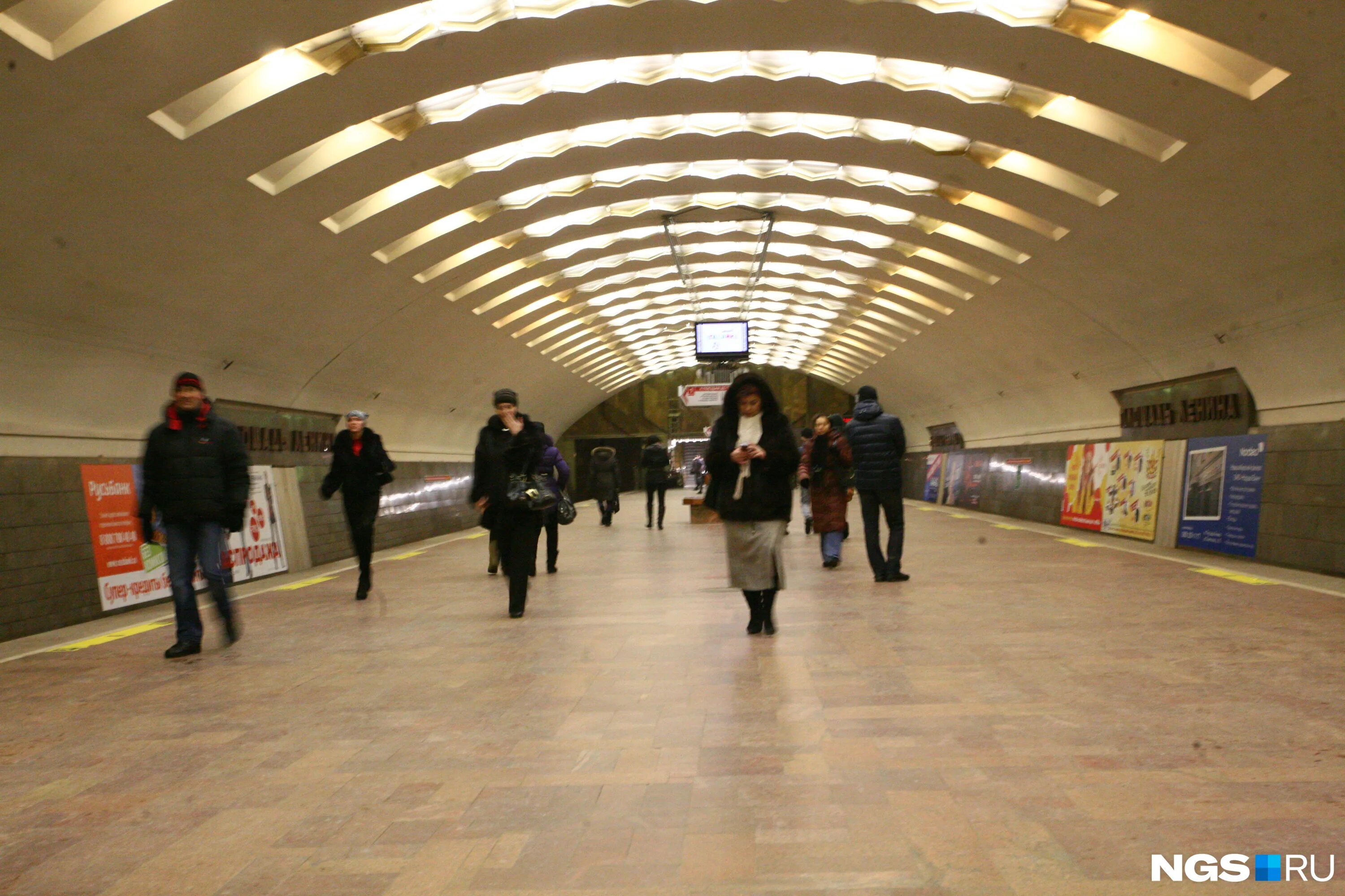 Как работает метро сегодня ночью. Метро новосибирска ночью. метро новый год. люди в метро фото 2025. метро бесплатно 31.