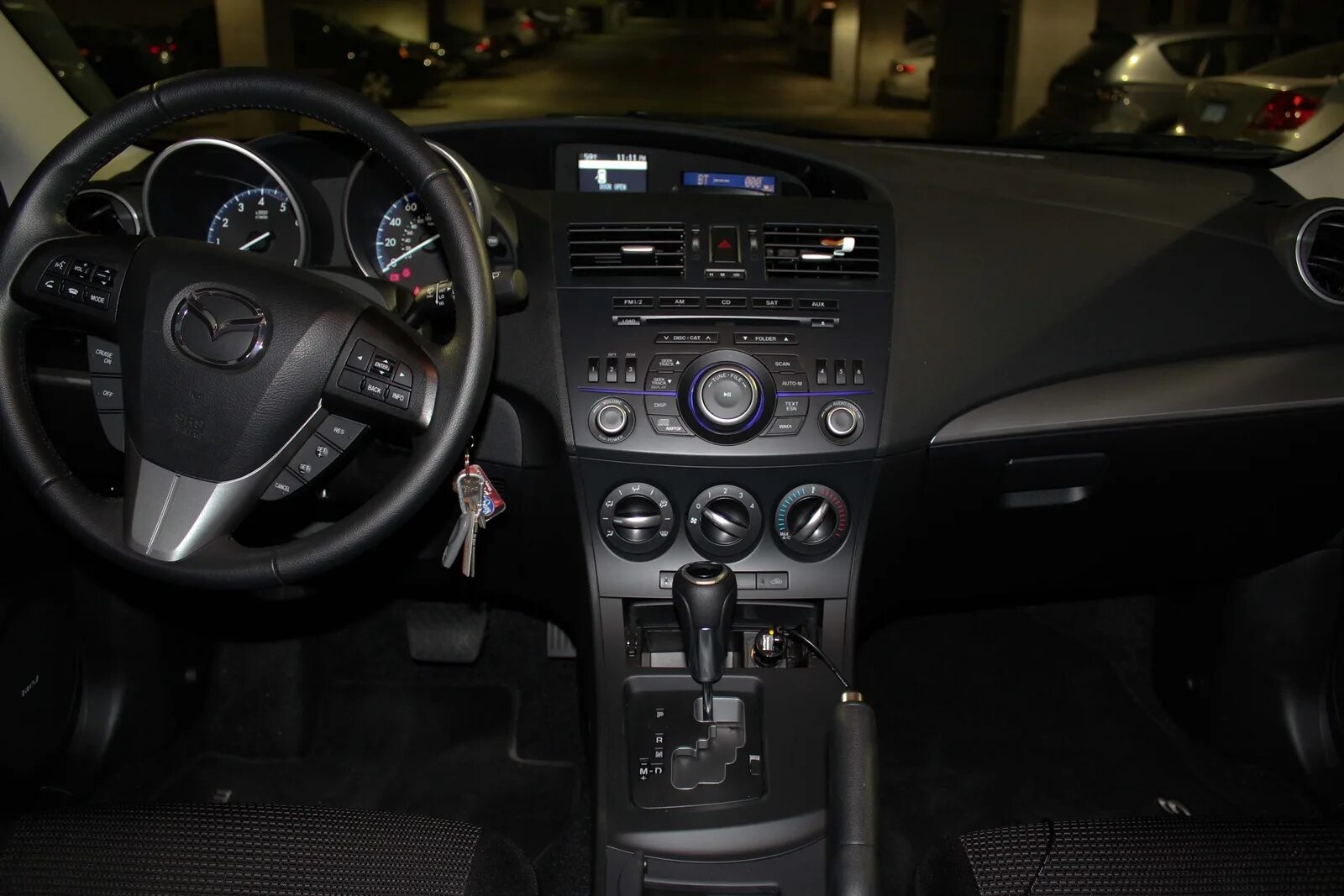 Мазда 3 2012 автомат. Mazda 3 хэтчбек салон. мазда 3 2010 года салон. mazda 3 2012 салон. мазда 3 2007 2.0 комплектации.