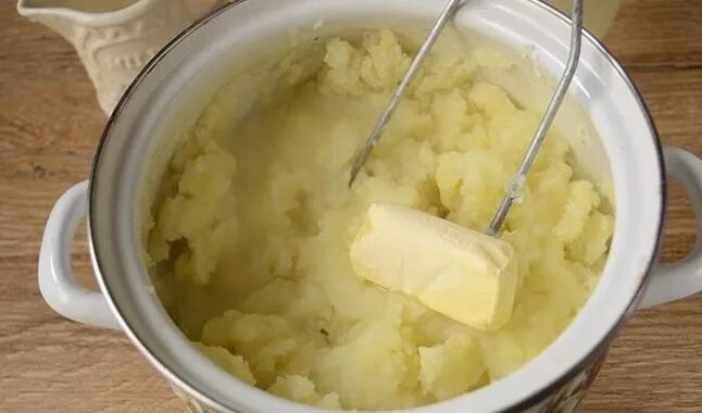 Как делать пюре с молоком. Картофельное пюре с молоком и сливочным маслом. картофельное пюре в кастрюле. толочь пюре. пюре сливочное.