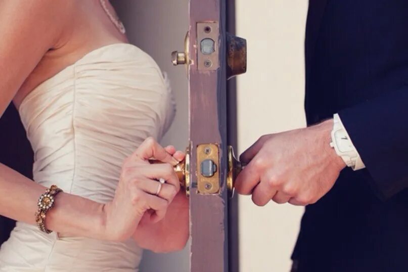 Человек открывает дверь рисунок. Женщина в дверях. Женщина в дверях. Парень и девушка открыли дверь. Девушка закрывает дверь.