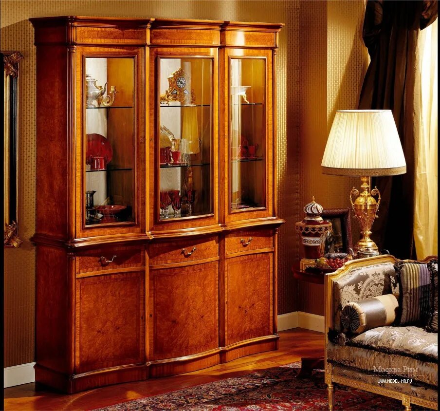 Итальянский сервант spazio. Серванты в гостиную. Витрина siena camelgroup. Итальянская гостиная portofino bianco фабрики san michele. Сервант в гостиную в классическом стиле.