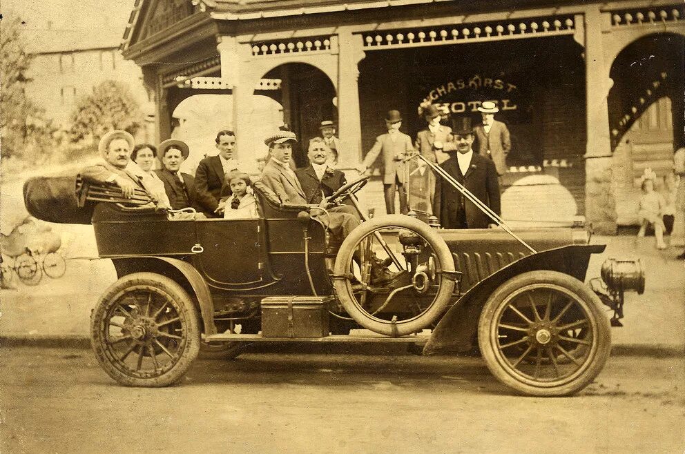 Первый автомобиль в москве. Ford model s 1903. Кадиллак 1910. Форд в начале 20 века. Электромобиль Романова 1899.