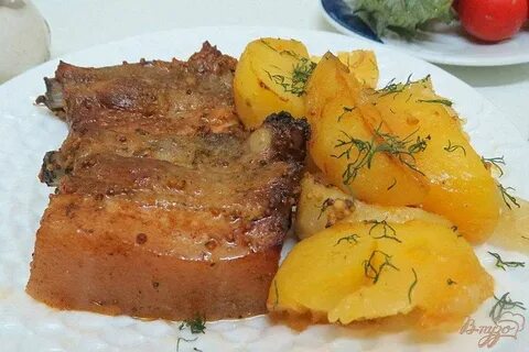Картошка с ребрышками и грибами в духовке