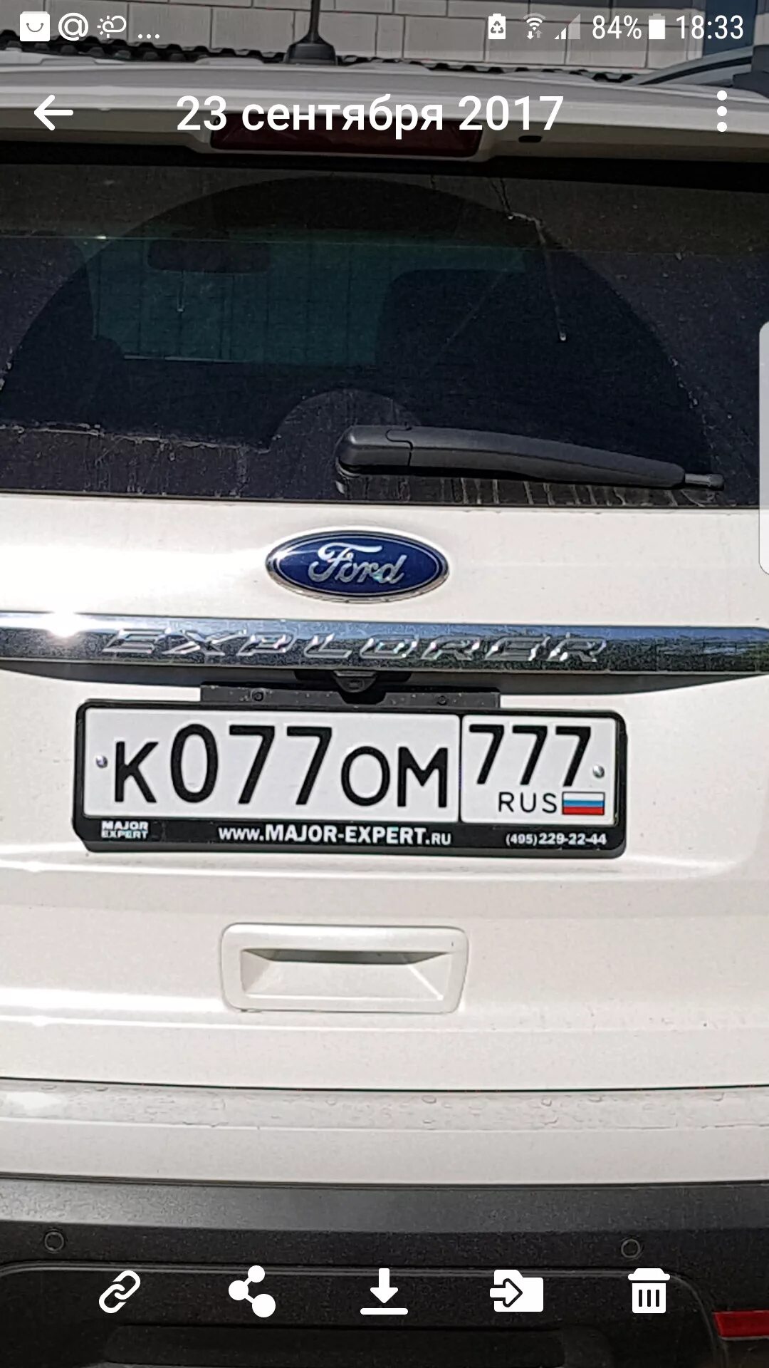 Висят номера от авто с цветами. Номер машины квадратный. Госномера машин. Висит номер. Висит номер.