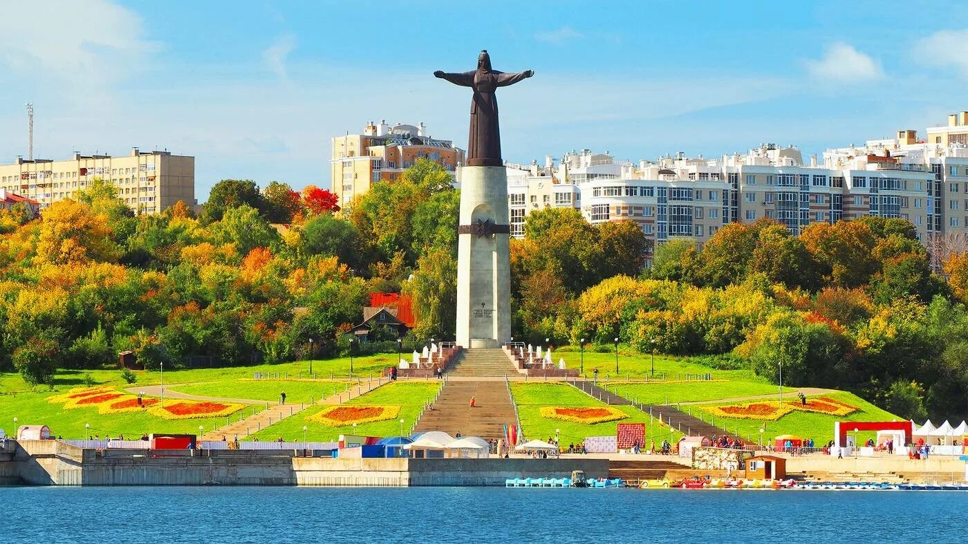 Как называют город чебоксары. Памятник в чебоксарах матери-покровительнице. мать покровительница чебоксары. залив чебоксары мать покровительница. монумент матери чебоксары.