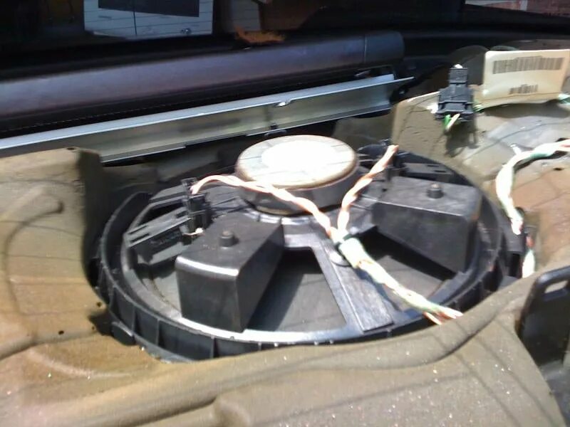 Где находится сабвуфер. Honda cr-v 3 штатный сабвуфер. Где находится сабвуфер. Где находится сабвуфер. Сабвуфер штатный мазда 6 gh 2008.