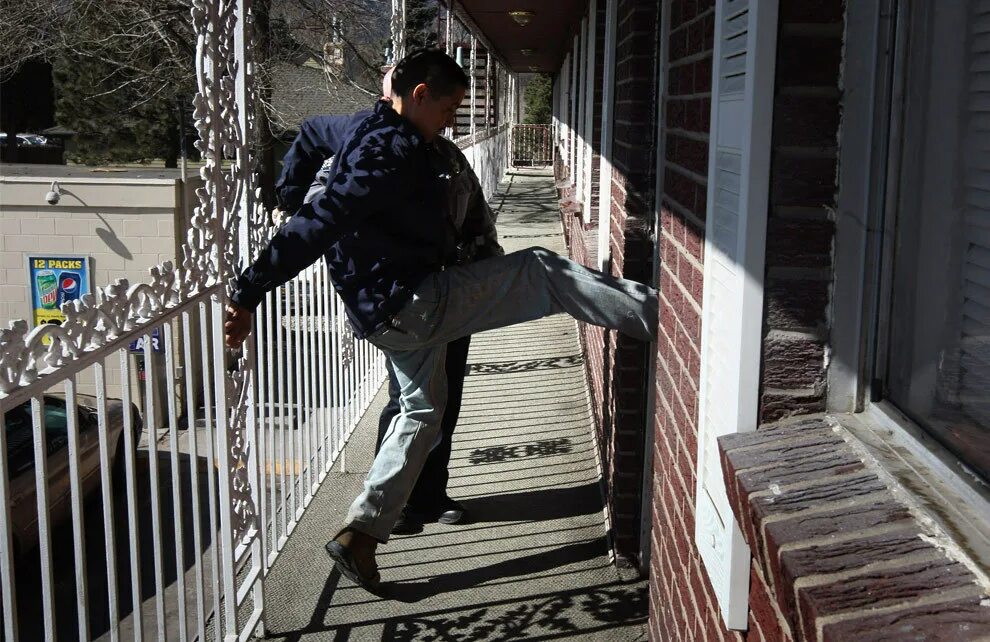 Выбить закрытую дверь. Выбить закрытую дверь. Выбитая дверь. Выбивание двери ногой. Женщина стучит в дверь.