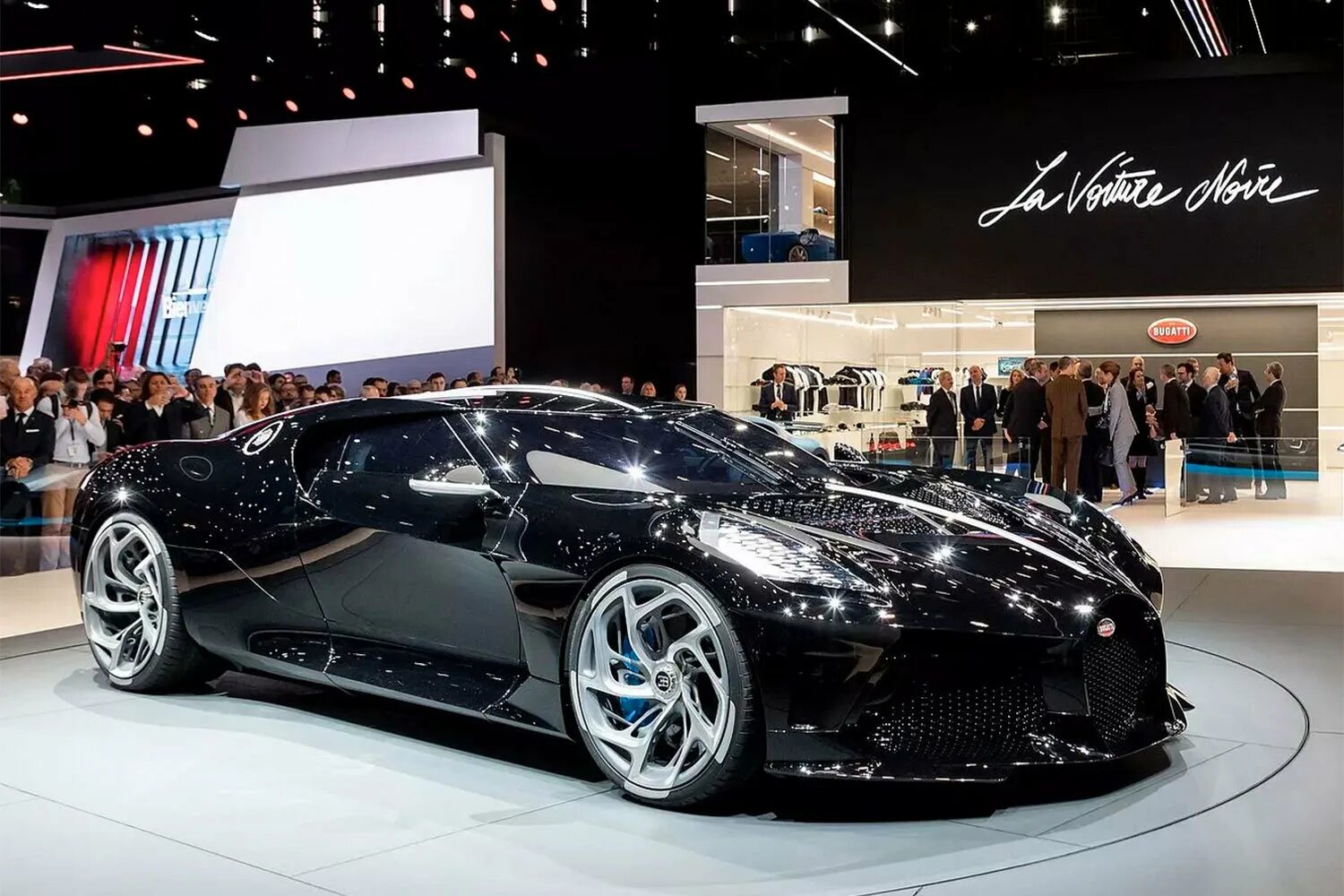Сколько стоит самая дорогая станция. Бугатти la voiture noire 2021. Самая дорогая Бугатти в мире. Bugatti la voiture noire Роналду. Bugatti la voiture noire салон.