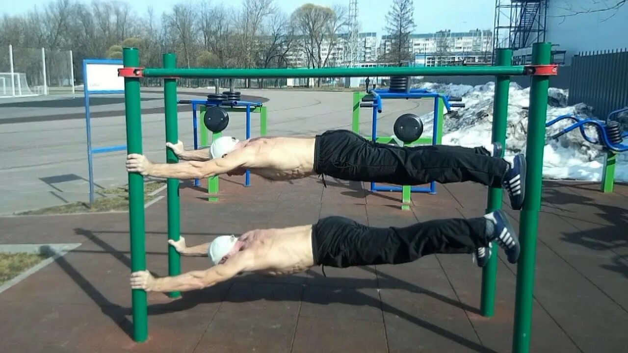 Висят горизонтально. Висят горизонтально