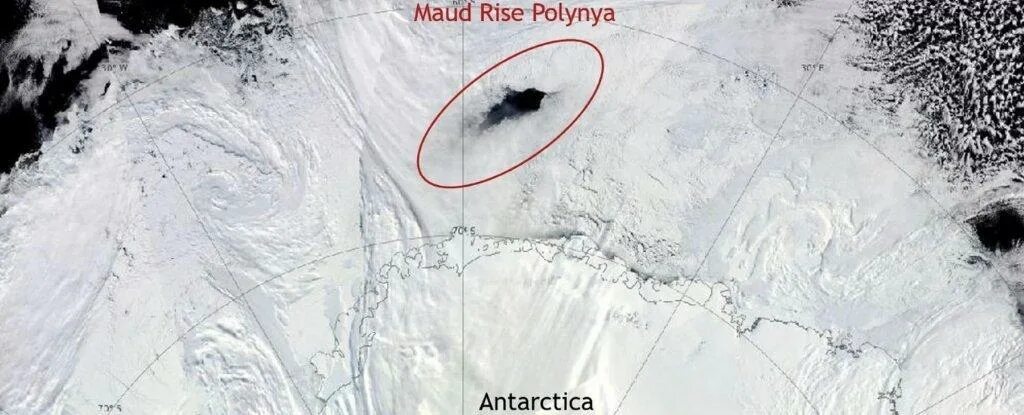 Свободный ото льда участок антарктиды. Дыра в Антарктиде снимки со спутника. Огромная чёрная дыра в Антарктиде. Спутниковые снимки центра Антарктиды. Гигантская дыра в Антарктиде.