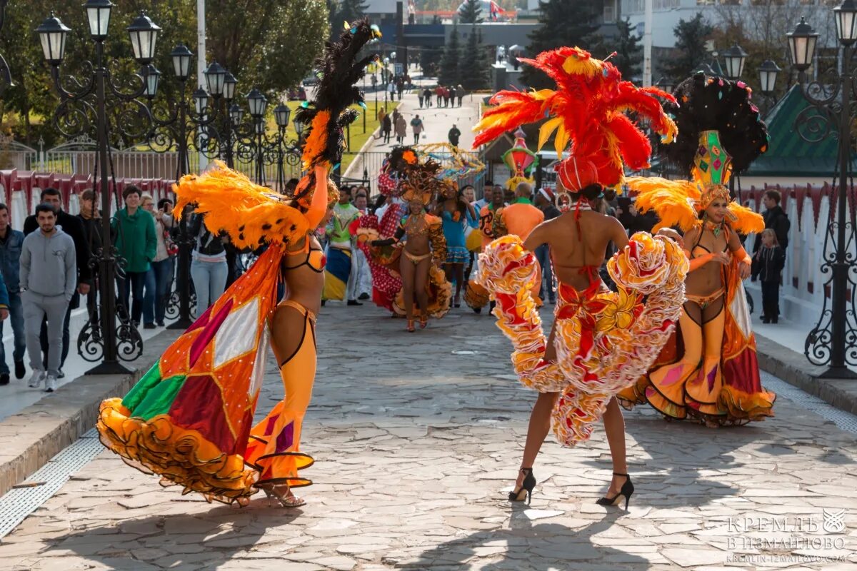 Куба в октябре. Карнавал Сантьяго де Куба. Гавана карнавал Куба. Фестиваль сбора грейпфрутов на Кубе. Карнавал колесниц Куба.