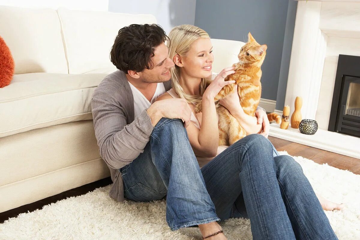 Русский муж жена на диван. Женщина и домашние животные. Женщина кошка мужчина. Мужчина женщина и кот. Домашние животные и человек.