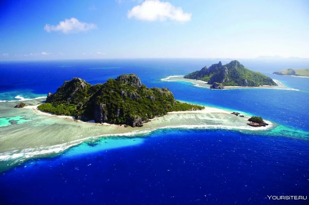 Океан и два острова. Архипелаг Ясава, Фиджи. Фиджи Маманука. Острова Лау, Фиджи. Остров Макати Фиджи.