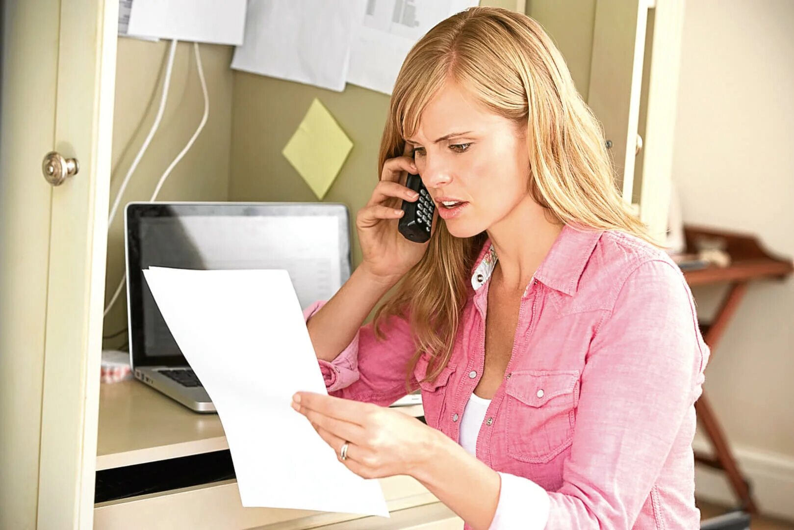 Уставшая женщина в офисе. Две подруги болтают. Женщина психолог. Две девушки беседуют. Девушка офисная плачет.