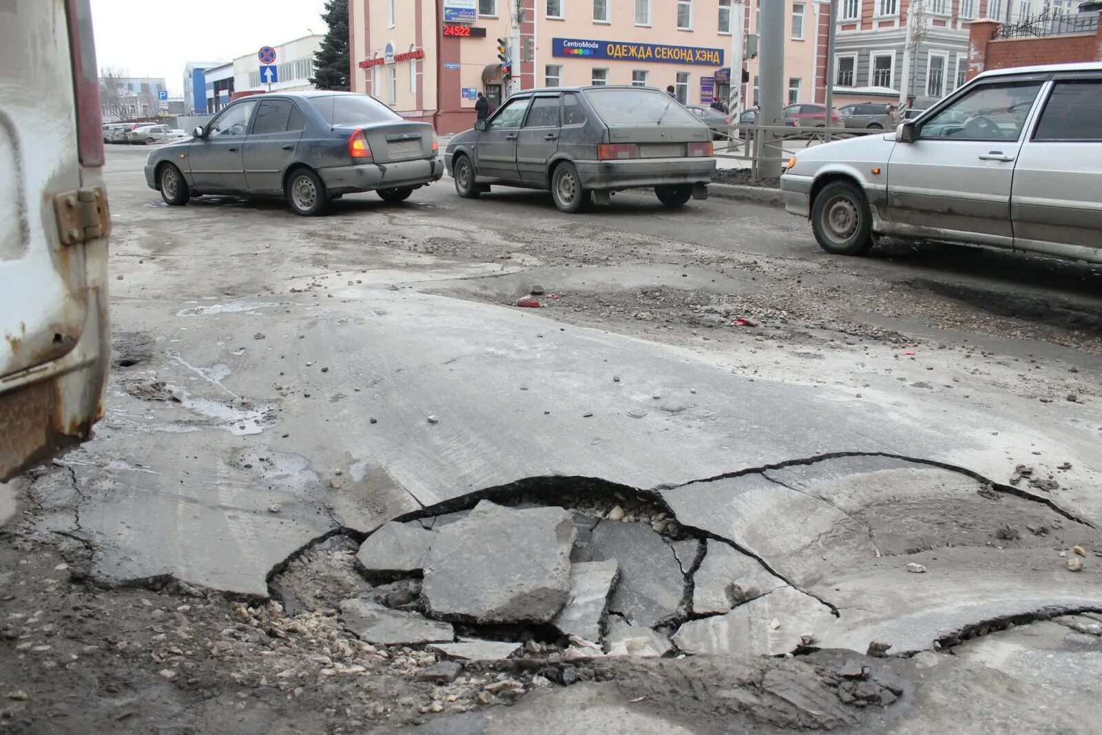 Где провалился асфальт. В Ульяновске провалился асфальт. Провалился асфальт в Москве. Провал асфальта в Омске. Обнинск провалился асфальт.