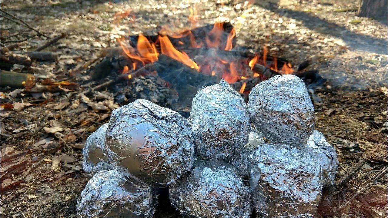 Печеный на углях. Печеная картошка на костре. Картофель в фольге на костре. Картошка в фольге на углях. Запеченная картошка в костре.