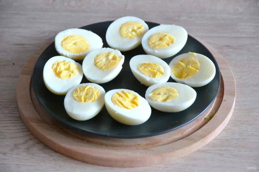 Фаршированные яйца с чесноком и желтком. Яйца начиненные желтком и чесноком. Начиненные яйца желтком с чесноком и майонезом. 100 Гр вареных яиц.