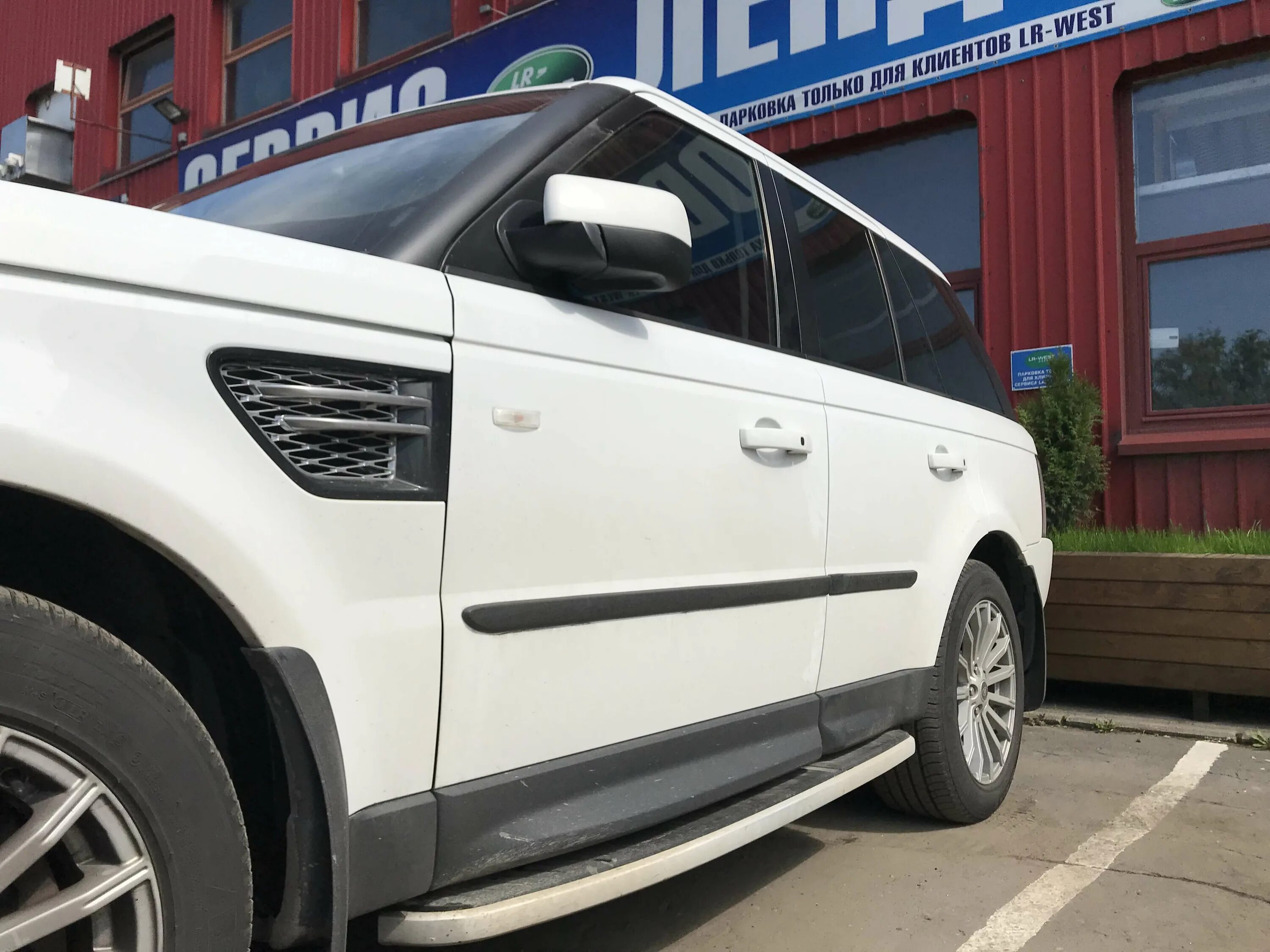 Боковые молдинги ленд ровер. Молдинг двери range rover iv. Молдинги land rover. Жабры рендж ровер вог l405. Молдинги land rover.