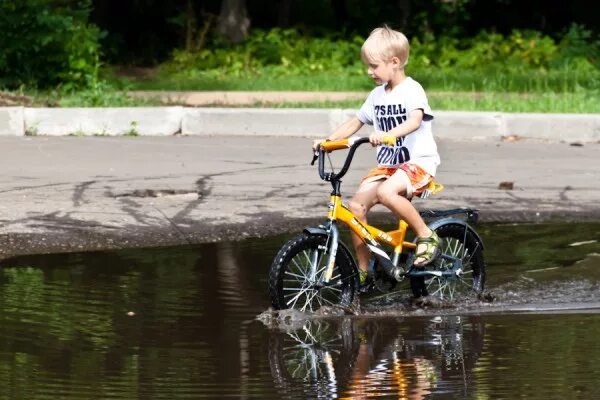 Подросток на велосипеде. Дети с велосипедом. Дети катаются на велосипеде. Мальчик на велике. Активный ребенок.