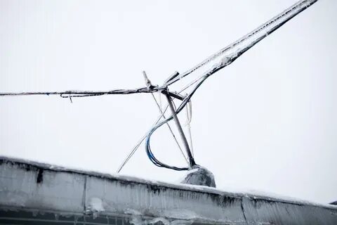Почему телеграфная проволока провисает летом