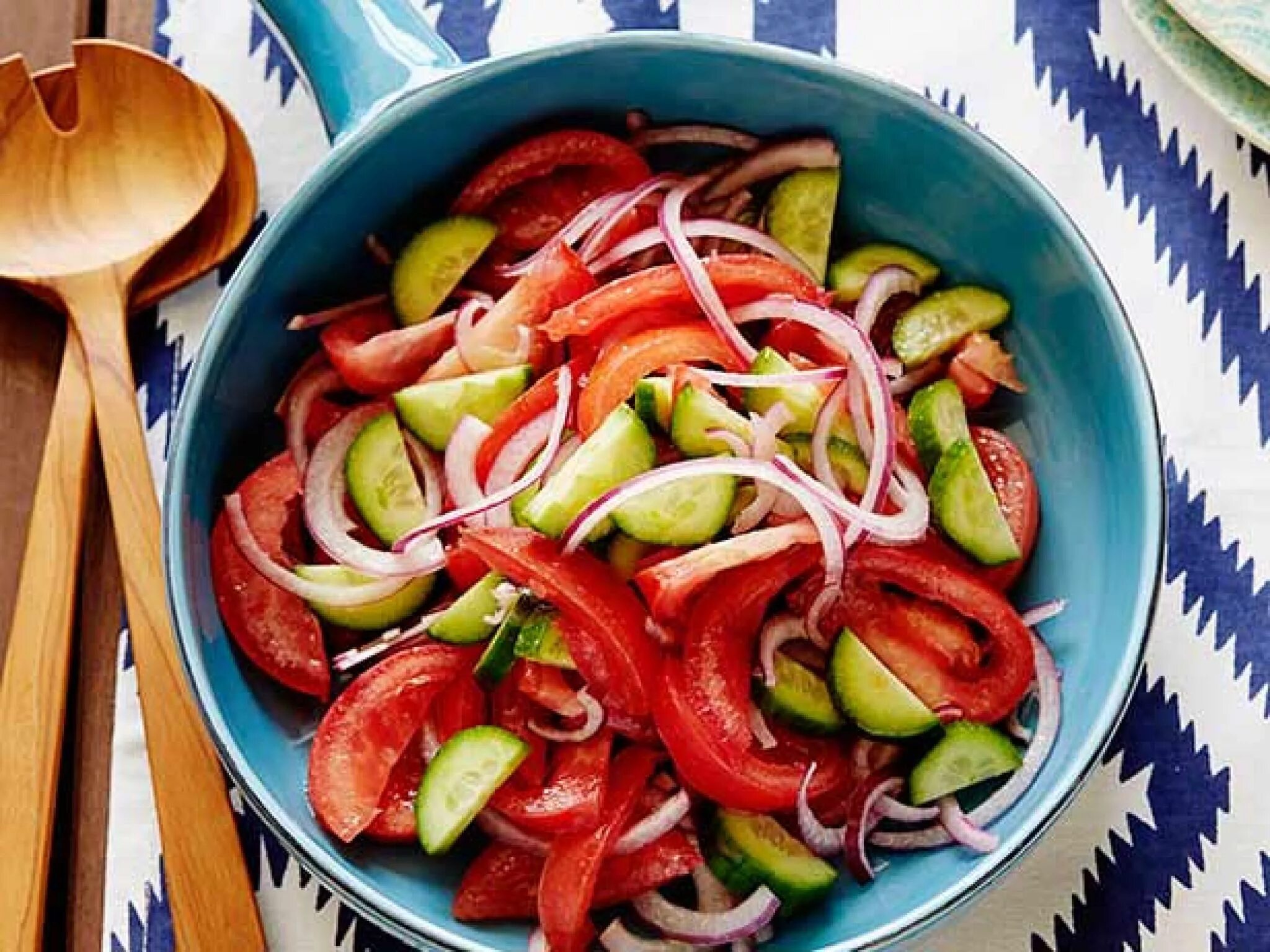 Tomato and onion and. Салат огурцы помидоры лук. Салатик с помидором огурцом и луком. Овощной салат из огурцов и помидоров.