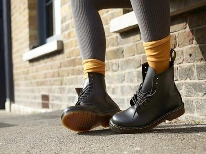 Ботинки носками женские. Туфли Мартенс с носочками. Белые носки с Dr Martens. Носочки с ботинками.