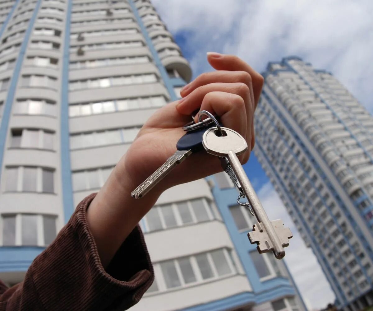 Покупка недвижимости без. Ключи от квартиры. Квартира ключи. Ключи от квартиры в руке. Ключи от новой квартиры.