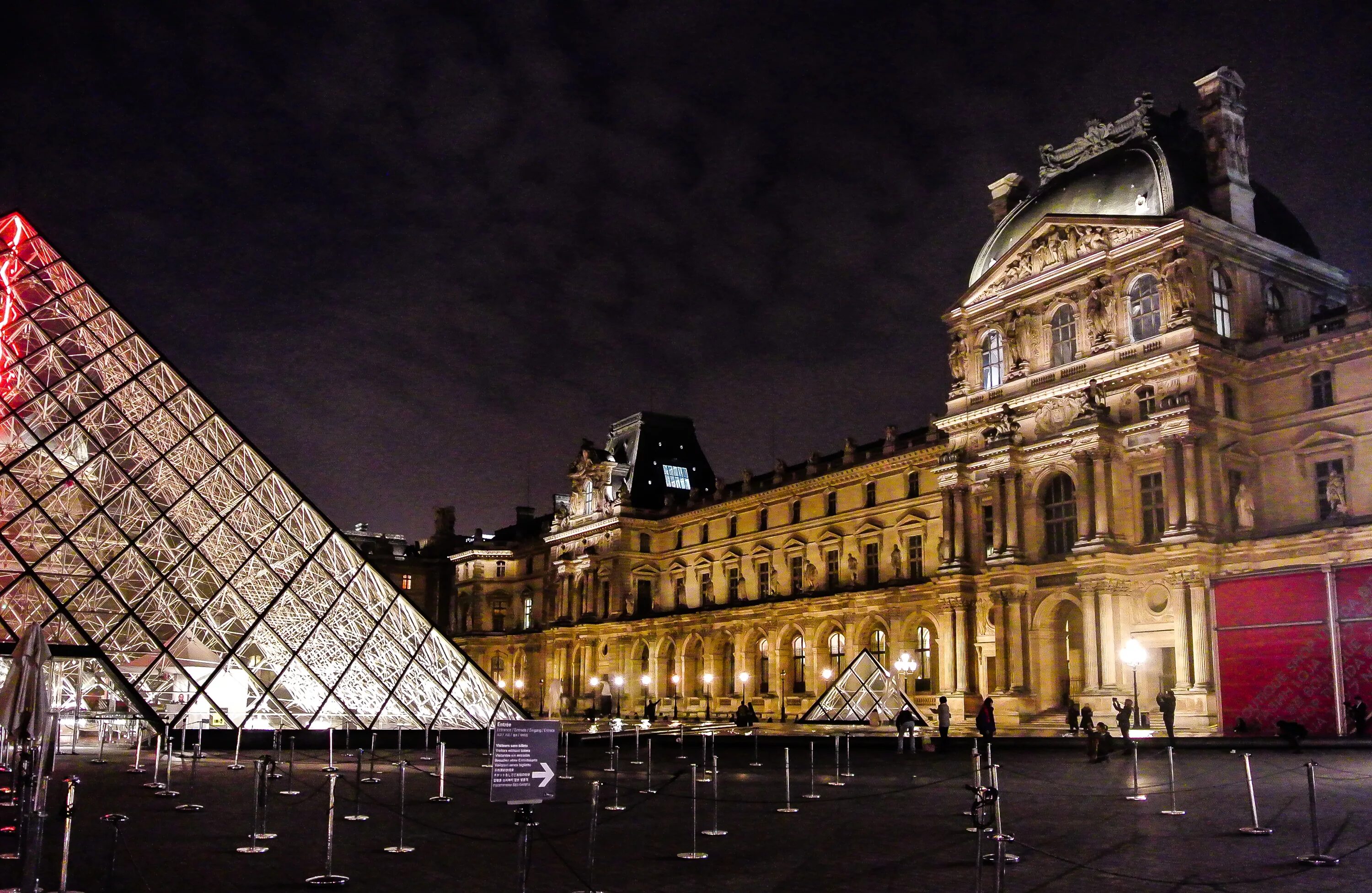 Что случилось с лувром в париже. Что случилось с лувром в париже. Музей лувр в париж 2006 год. Лувр гатчина. Что случилось с лувром в париже.