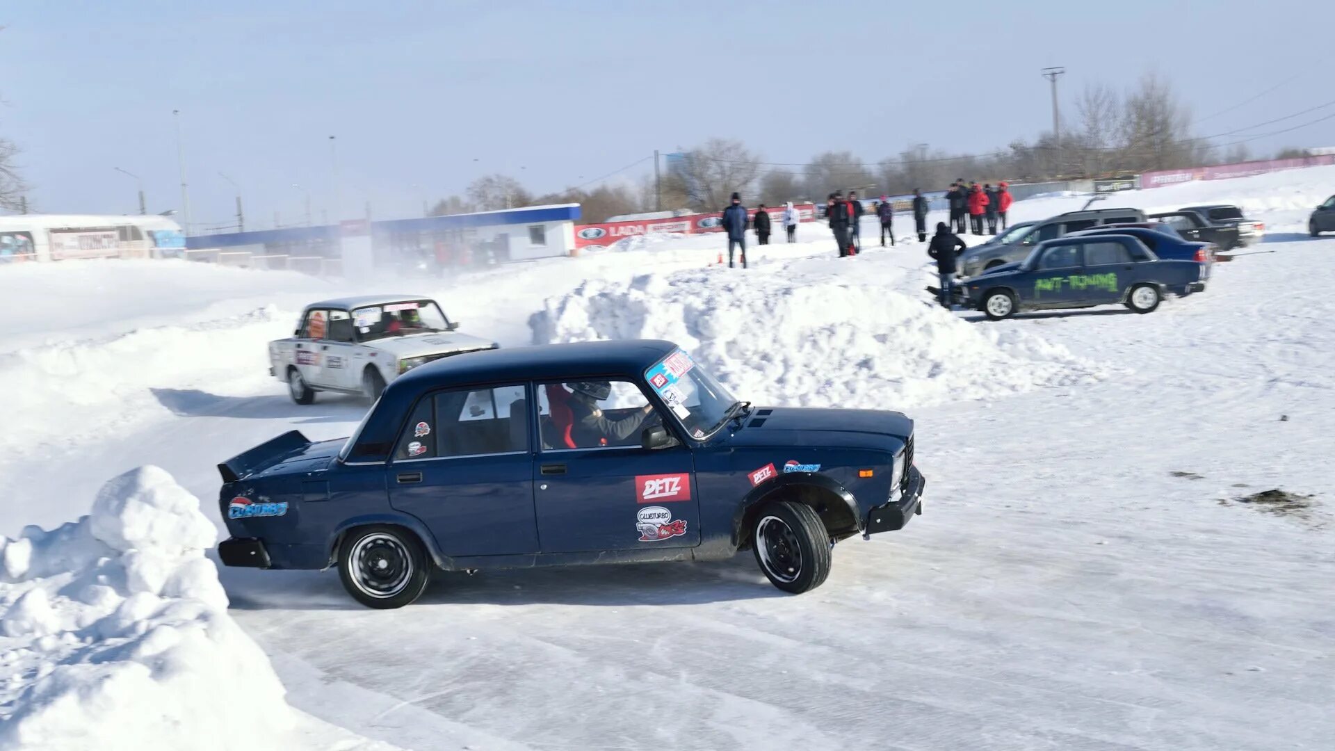 Кок жигули кыргызча. ВАЗ 2107 зимний дрифт. ВАЗ 2107 дрифт Сток. Жигули 2107 зимний дрифт. ВАЗ 2107 гоночная дрифт.