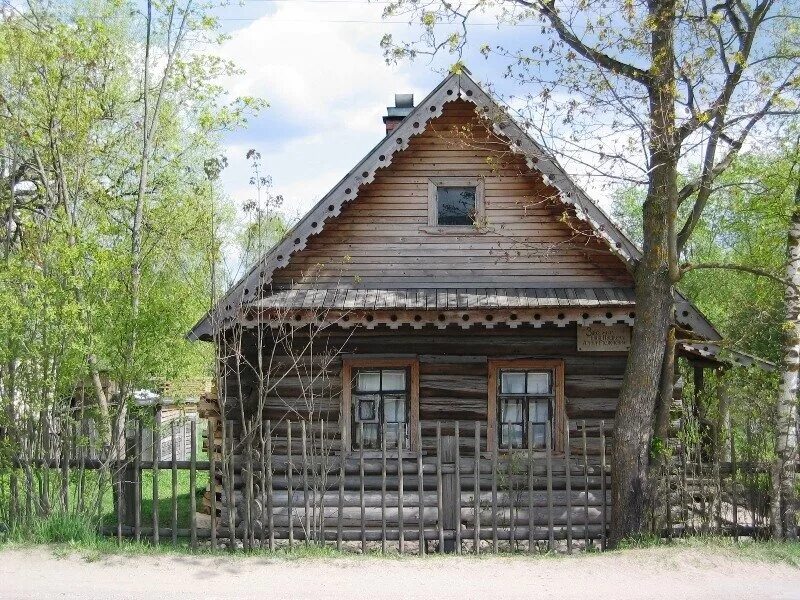 Музей домик няни пушкина в кобрино. Домик няни арины родионовны в кобрино. Дом няни пушкина в кобрино. Дом няни пушкиной. Дом арины родионовны няни пушкина.