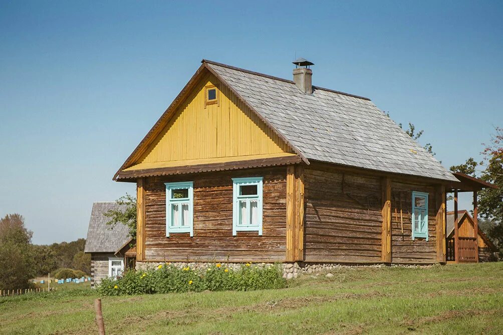 Продается ли дом в деревне. Сельский дом Беларусь. Деревенский домик. Деревенский деревянный дом. Обычные Деревенские дома.