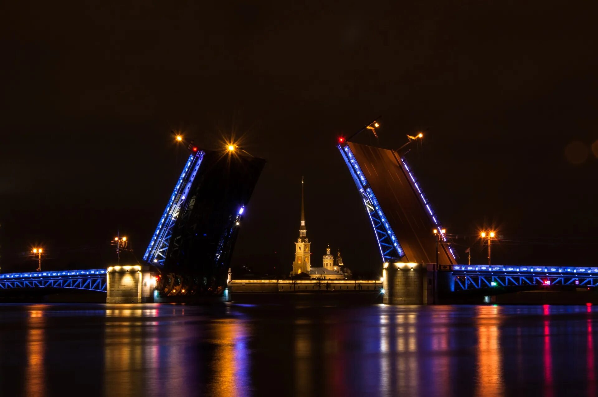 Прогулка на теплоходе развод мостов. Дворцовый разводной мост в Санкт-Петербурге. Питер мост разводной Дворцовый мост. Ночной Петербург Дворцовый мост. Ночной Санкт Петербург разводной мост.