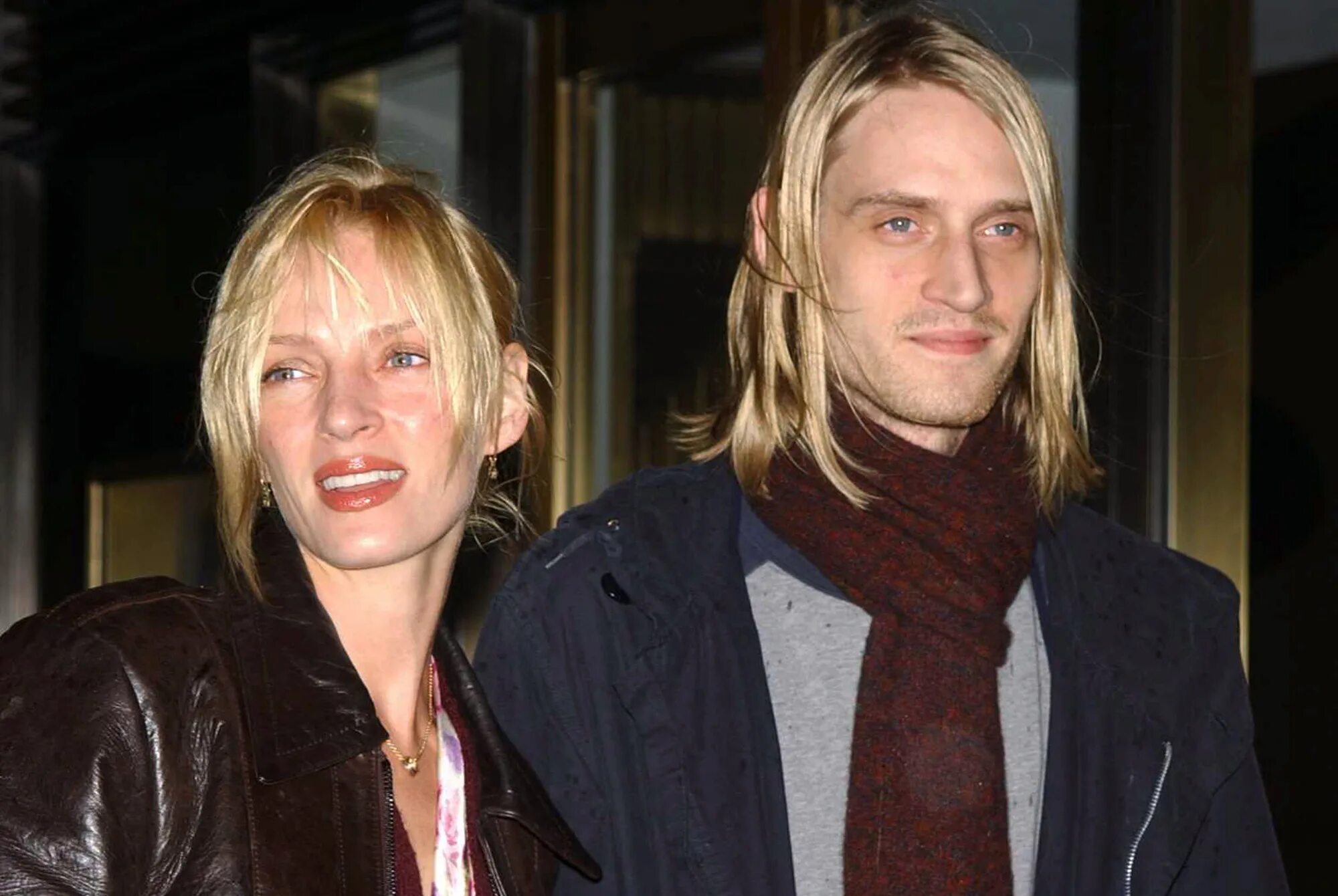 Виталий бисеров и александра большакова. Брат ума. Живи своим умом пчела. Что делать если твой брат сошел с ума. Кейт уинслет с братом.