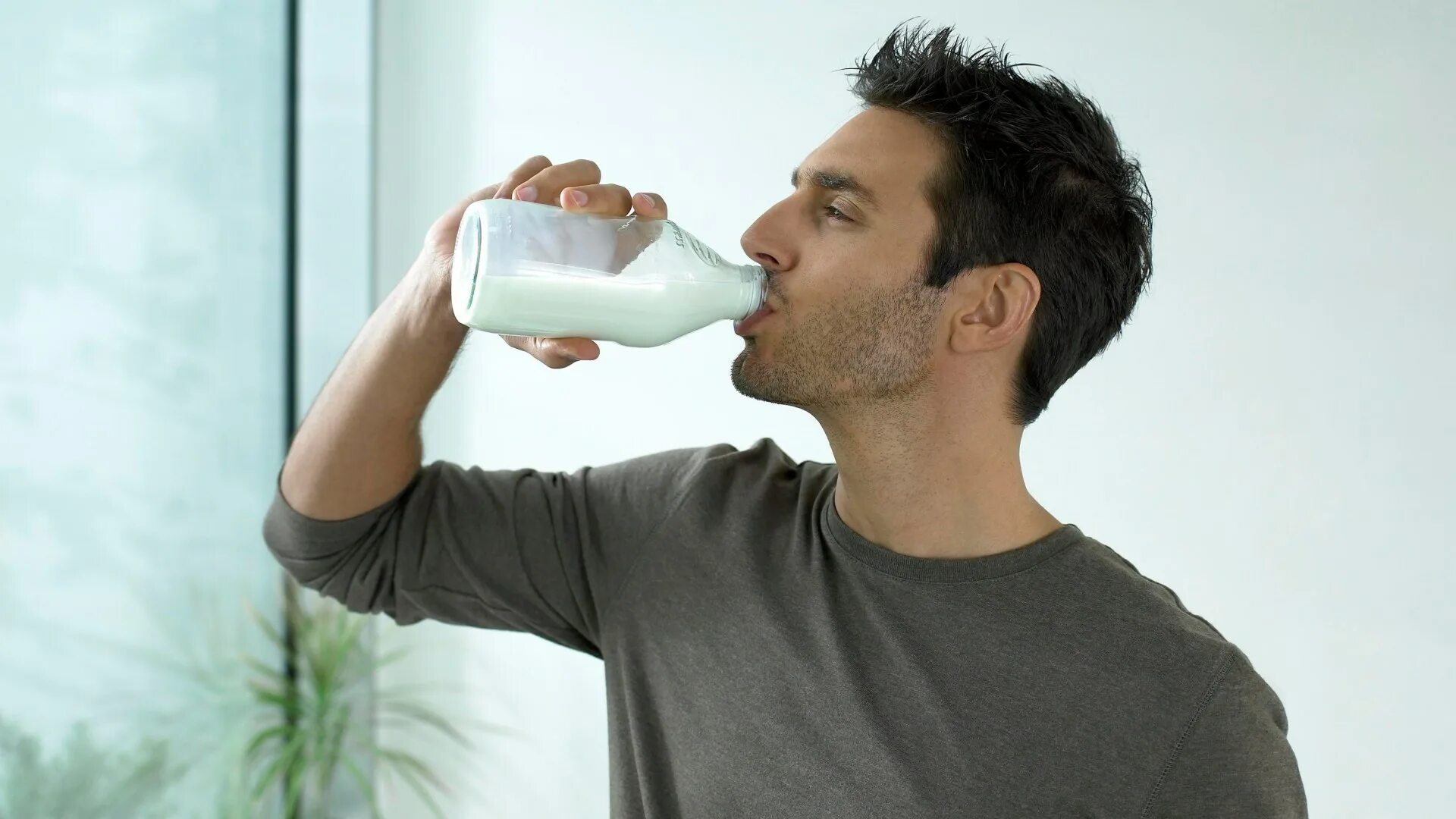I drink milk in the morning. Свежее утро молоко. Пьет молоко. Человек пьет молоко. I drink milk in the morning.