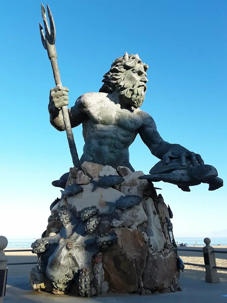 Статуя посейдона в геленджике. Статуя нептуна в море. Статуя бич. Статуя бич. Статуя бич.