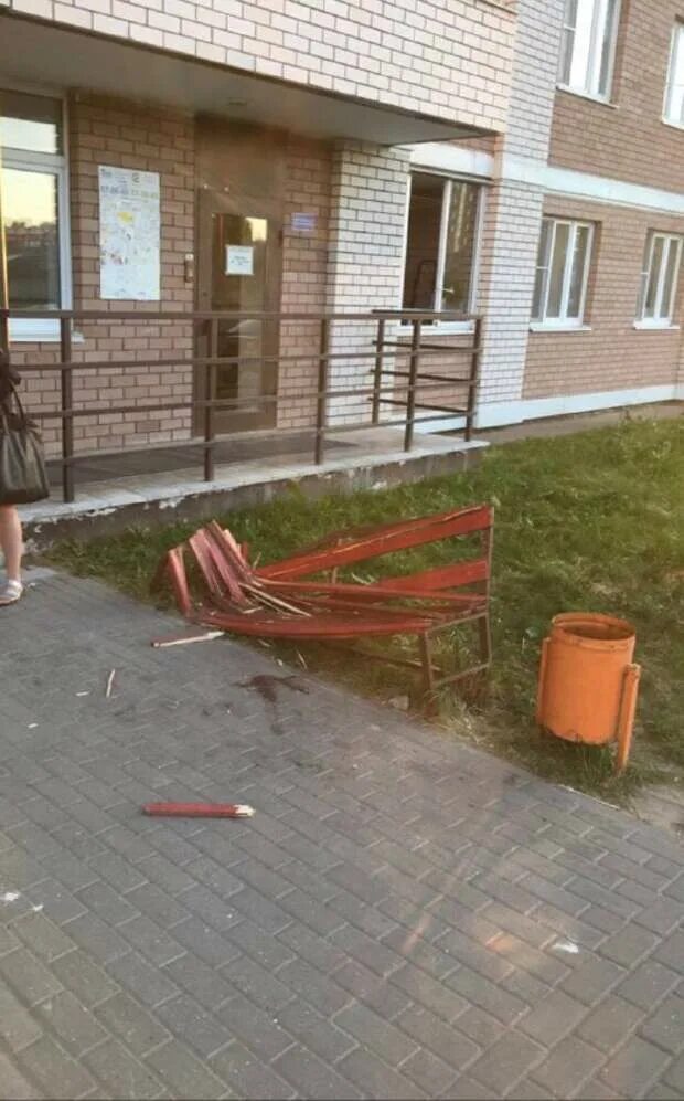 Подросток грусть. Злая девушка подросток. Девушка с расческой. Расстроенная девочка подросток. Девушка подросткового возраста.