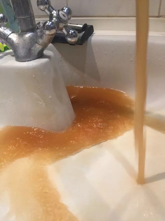 Ржавая вода из крана. Ржавая вода в ванной. Вода из крана. Грязная вода. Грязная вода из крана.