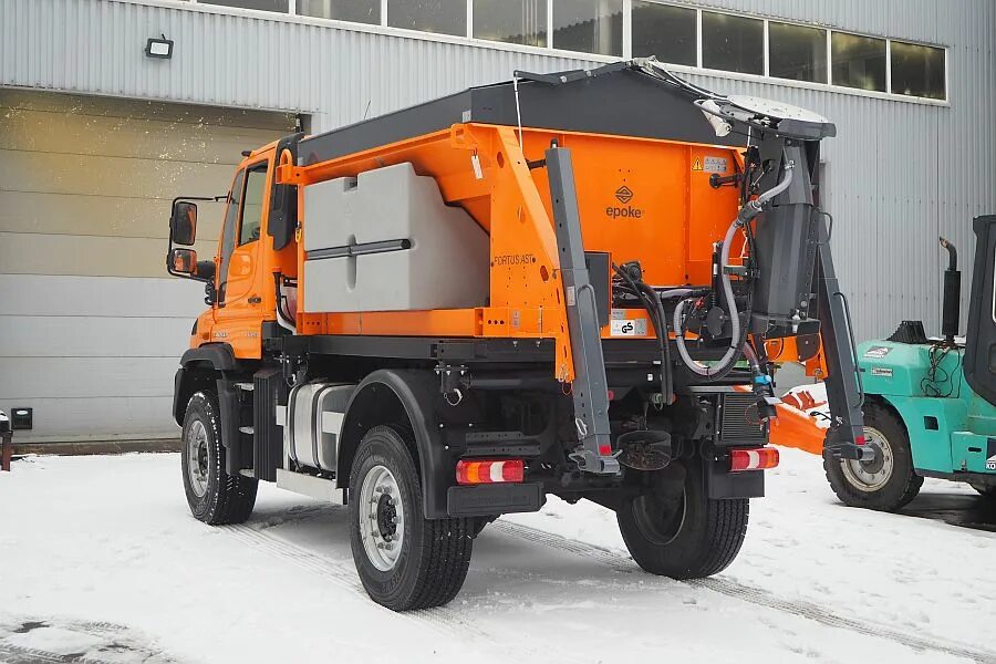 Кдм уфа. Mercedes Unimog КДМ. Комбинированная дорожная машина КДМ-7630. КДМ Унимог w400. Unimog дорожная машина.