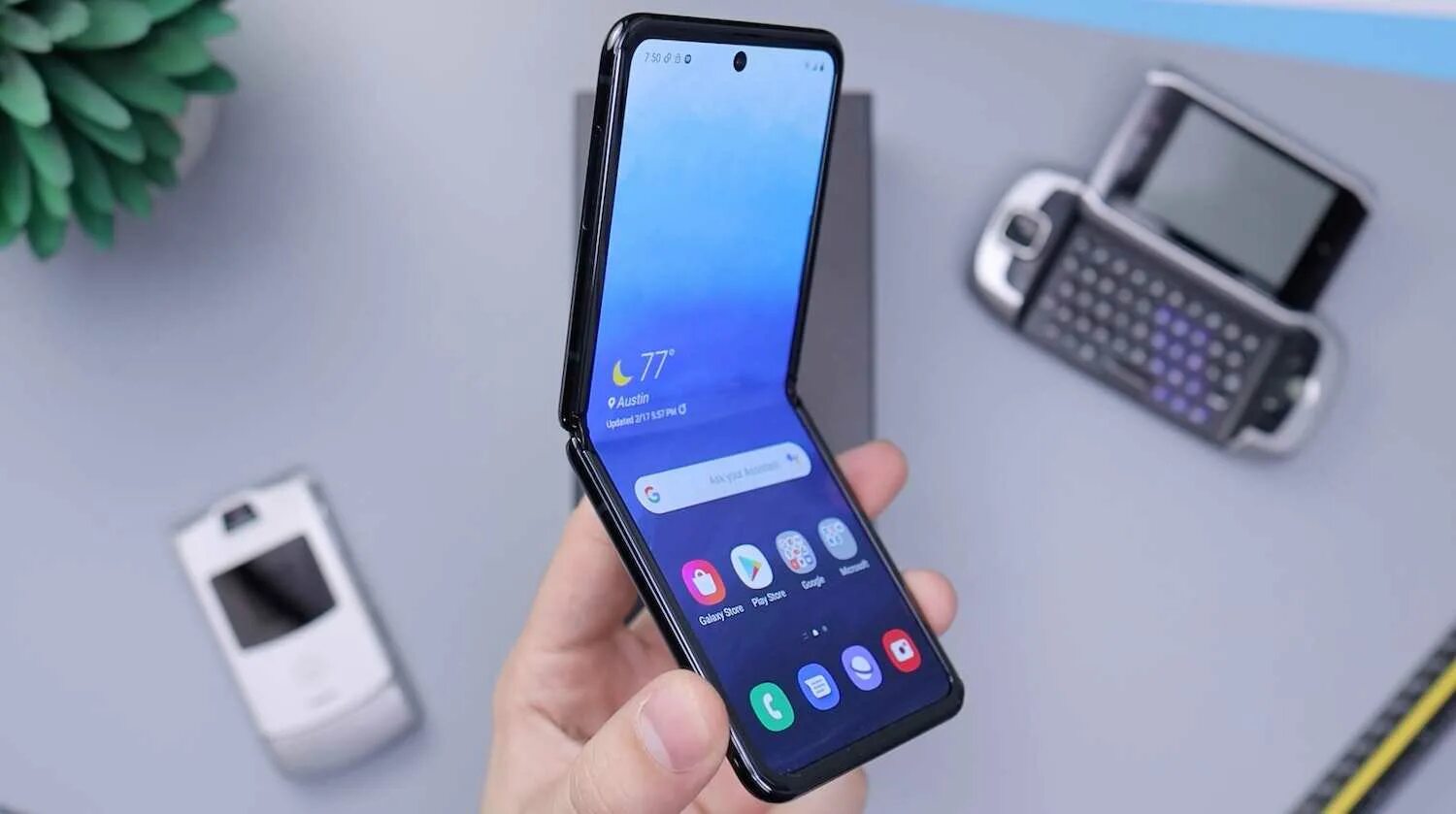 Рейтинг смартфонов самсунг 2024. Samsung Galaxy Foldable Smart Phone. Samsung smartphones 2022. Samsung New Foldable smartphone 2022. 2023 Смартфон складной.