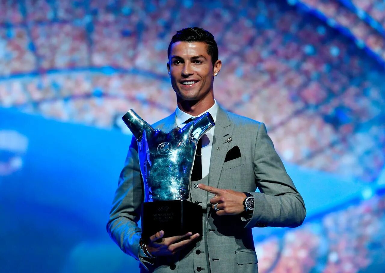 Криштиану Роналду UEFA. Криштиану Роналду лучший игрок УЕФА. Cristiano Ronaldo UEFA 2018. Роналду 2008 награды.
