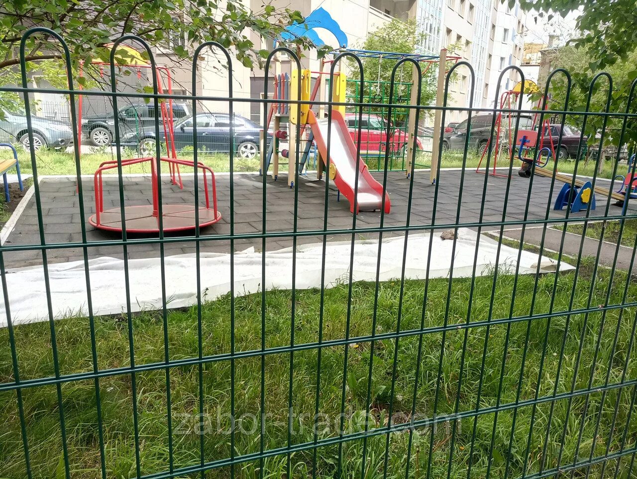 Детскую площадку планируется огородить заборчиком найдите