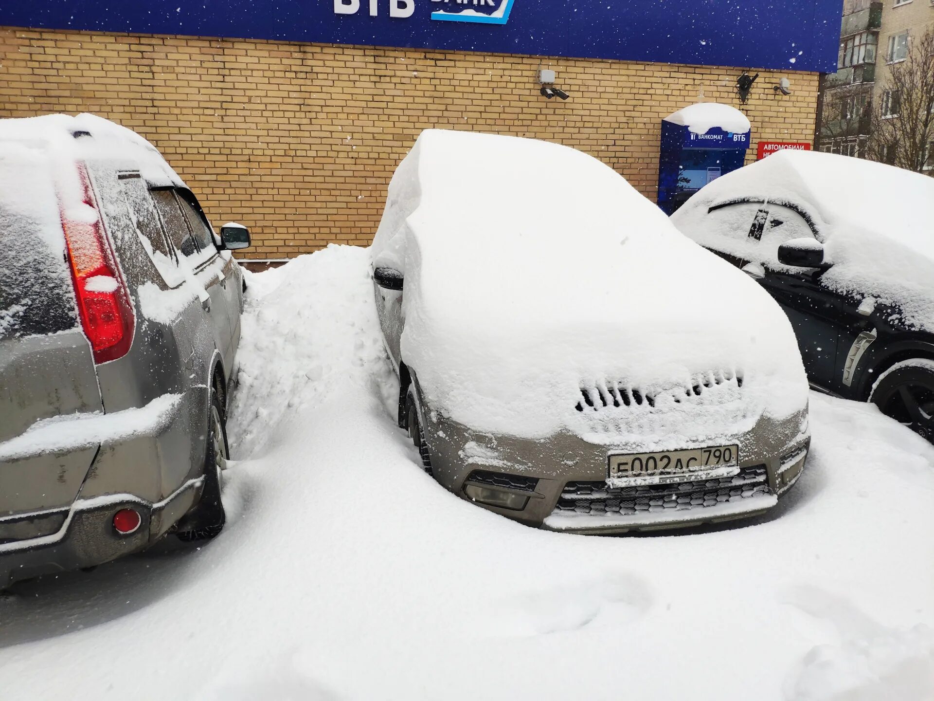 Полный привод снег. Шкода в сугробе. Закопанная машина в снегу Skoda Octavia. Привод в снегу.