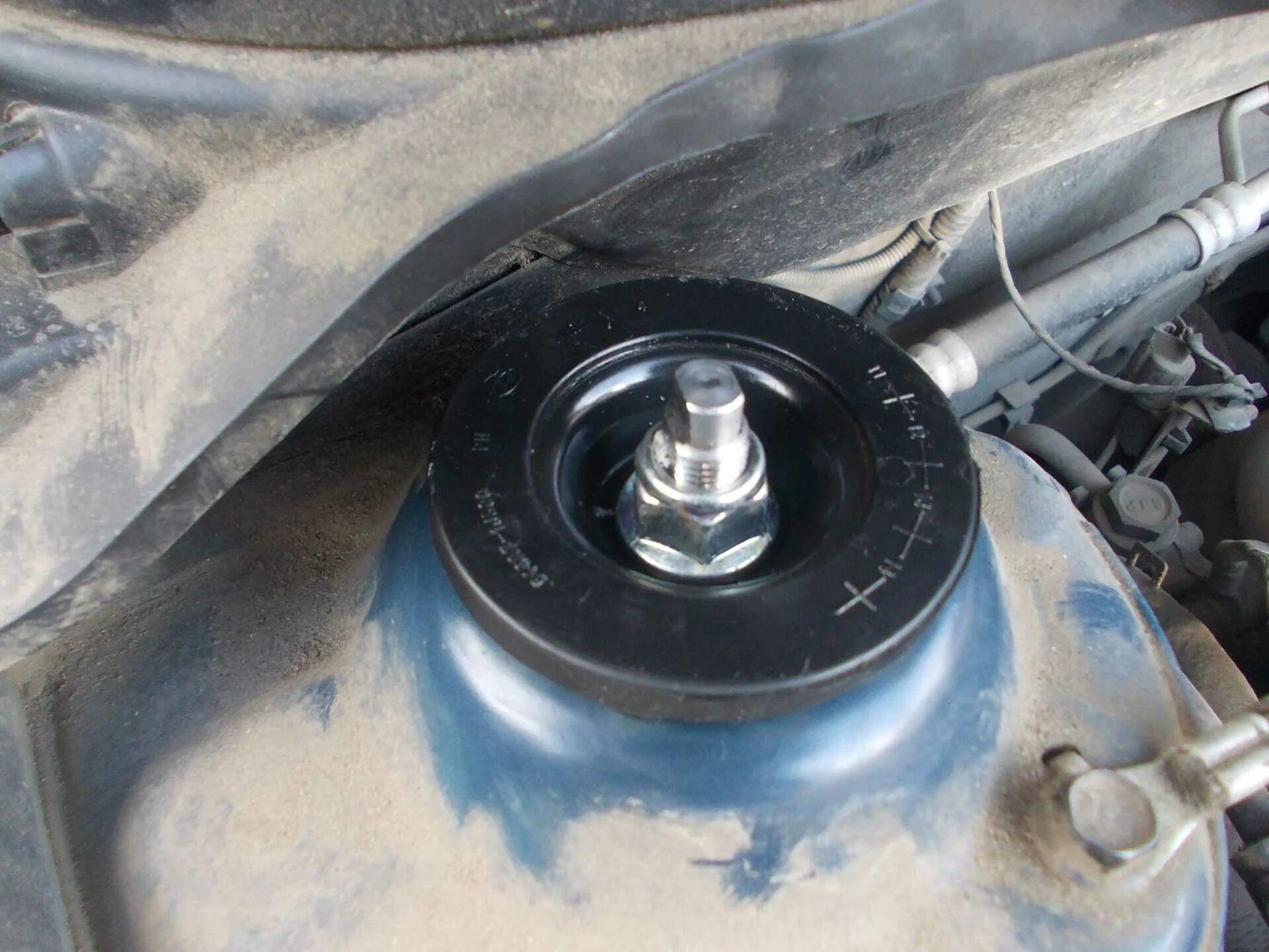 Стучит чашка. Опорники передних стоек ауди 80 б3. Опорных подшипников renault duster. Стакан опорника ауди 80 б4. Чашка амортизатора пежо 307.